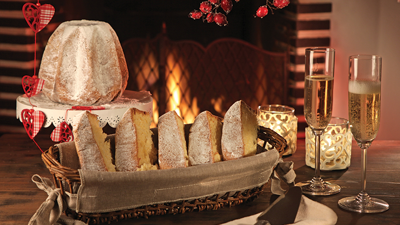 pandoro davanti al camino